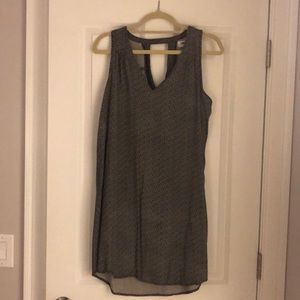 Sleeveless dress with back V detail